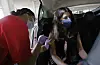 Les États-Unis ont déjà commencé à vacciner les adolescents, comme ici en Californie le 13 mai, avec le vaccin Pfizer. Moderna va demander une autorisation en ce sens.