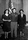 Frankie Hansen entre son épouse et sa mère, juste après la remise de la Silver Star, à l'ambassade américaine au Luxembourg.