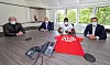 Alphonso Davies était entouré d'Oliver Kahn, Karl-Heinz Rummenigge et Hasan Salihamidzic lorsqu'il a signé sa prolongation.