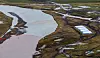 21 000 tonnes de carburant que contenait le réservoir d'une centrale thermique se sont déversées dans l'Ambarnaïa et les terrains proches de cette rivière, teintant les cours d'eau en pourpre.
