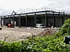Rue Didier-Pironi, les travaux du centre Spoticar ont commencé en mars dernier. L’ouverture est prévue au printemps 2026. (photo LE RL/Philippe Neu)