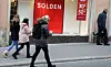 Même si les rues ne sont pas vides, les passants sont loin d'avoir tous des sacs de courses à la main.