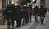 Les forces de l'ordre quadrillent la ville et fouillent toutes les rues.