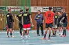 Les Schifflangeois, ici à l’entraînement mercredi soir, attentifs aux paroles de leur coach Maurizio Parisotto.
