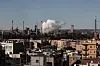 L'aciérie de Tarente et ses cheminées visibles à des kilomètres à la ronde. Au premier plan, le quartier de Tamburi est le plus exposé à la pollution, contraignant les autorités à fermer les écoles et à interdire aux enfants de jouer dans la rue.