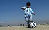 Le jeune garçon afghan Murtaza, âgé de 5 ans, avec son maillot dédicacé de Lionel Messi, le 16 février 2016 à Kaboul.