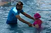 Le coach de natation irakien Omar Ibrahim et une élève dans une piscine de Mossoul (Photos : AFP)