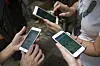 Des personnes jouent à Pokemon Go sur leurs smartphones à Hong Kong, le 6 août 2016.