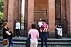«Le foot est-il un moyen de nourrir son âme ?» Les discussions entre supporters sont intenses devant le tombeau du philosophe Emmanuel Kant, dans l'enclave russe de Kaliningrad.