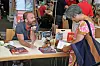 Les visiteurs pouvaient échanger avec les auteurs et dessinateurs. Laurent Souillé fait découvrir Azuro, son petit dragon bleu, à une visiteuse.