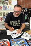 John Rech en pleine dédicace. Il fait partie des auteurs de BD les plus populaires au Luxembourg.
