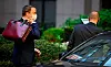 Le Premier ministre luxembourgeois, Xavier Bettel, quittant le bâtiment du Conseil européen au petit matin lors du sommet européen à Bruxelles ce lundi.