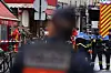 La rue d'Enghien et le quartier comptent de nombreux restaurants, bars et commerces et ses trottoirs comme ceux des rues adjacentes grouillent habituellement de passants.
