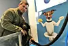 Une station de lavage pour chiens, baptisée La Patte qui mousse, vient d’ouvrir à Boulay. Ohmy, le chien du gérant Guillaume Schuster, s’est prêté avec beaucoup d’aisance à la démonstration.