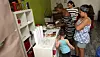 Pascale Zuanou, l'instigatrice du café des enfants, en train de distribuer du gâteau aux participants (Photo : Didier Sylvestre).