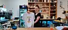 Laly, barista au café Gruppetto, nous présente l’un des tee-shirts devenus collectors.