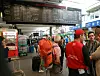 Des voyageurs interrogent des employés de la SNCF de la gare de Montparnasse le 30 juillet 2017 durant la gigantestque panne.