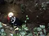 Le chien est tombé dans une crevasse, à six mètres de profondeur. (Photos Cisea)