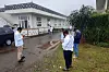 Des riverains vérifient leurs téléphones alors qu'ils se rassemblent à l'extérieur de Cisarua, Bogor, peu après le tremblement de terre qui a frappé l'île de Java.