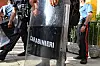 L'élu, qui portait un pistolet, affirme qu'un coup est parti au moment où il tombait au sol.