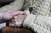 L'épouse souffrait de la maladie d'Alzheimer depuis dix ans, avait perdu l'usage de la parole depuis cinq ans, et restait alitée depuis deux ans.