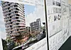 Les visiteurs de l’exposition peuvent apprécier les futures constructions.