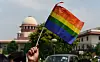 Cinq juges de la Cour suprême indienne ont considéré illégal un vieil article de loi condamnant les relations sexuelles entre personnes de même sexe.