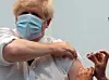 Le Premier ministre britannique, Boris Johnson, est le plus ardent défenseur de 'son' vaccin. Mais la désaffection générale grandit au gré des risques et scandales liés à AstraZeneca.