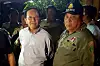 Le leader de l'opposition cambodgienne Kem Sokha (g) escorté par la police à Phnom Penh, le 3 septembre 2017.