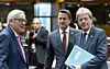 Xavier Bettel a croisé le président de la Commission européen, Jean-Claude Juncker et le nouveau président du Conseil italien, Paolo Gentiloni, avant le début du sommet européen, qui malgré la nouvelle formule a joué les prolongations jeudi soir. (photo SIP/Thierry Monasse)