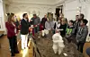 L'expo «De mains de maîtres», initiée par le couple grand-ducal héritier, a notamment permis aux lycéens de se frotter à l'artisanat d'art. (photo Jean-Claude Ernst)
