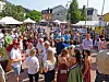 Il y avait du monde hier sur le parvis de l’église de Greiveldange afin de goûter le crémant tout juste béni lors de la messe.