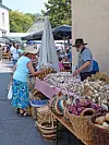 Soixante stands en tout genre étaient disposés autour de l’église, dans les rues principales du village.