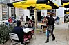 Au Rock Solid um Piquet, les tables étaient toutes occupées depuis le milieu de la matinée par des étudiants que la météo a laissés de glace. (Photos : Julien Garroy)
