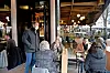 Le Premier ministre en goguette à la recherche d’une table en terrasse pour s’aérer un peu l’esprit et aller à la rencontre de ses concitoyens.