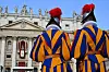 Le pape de 88 ans, en convalescence après une grave pneumonie, devrait apparaître à 12 h au balcon de la basilique Saint-Pierre pour donner sa traditionnelle bénédiction 'Urbi et Orbi'.