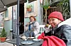Malea et Wenzen, bien au chaud sous des plaids, se retrouvent autour d’une tasse de thé bien chaude et de tranches de cake.