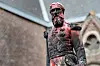 À Anvers, incendiée et recouverte de peinture rouge, la statue de Léopold II a été retirée du square où elle trônait.