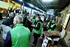 Des agents SNCF sont allés à la rencontre des frontaliers, ce mercredi soir en gare de Thionville, pour un échange constructif. (photo RL/Philippe Neu)