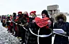 Des manifestantes 'armées' de roses et des cœurs en papier sur lesquels était inscrit le nom de femmes symbolisant l'opposition aux autorités russes.