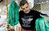 Mohamed al-Rihaoui fabrique des fils de soie dans un atelier installé sur un toit de Damas.