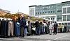 Tout près du centre de la capitale, le marché est facilement accessible par les transports en commun, à pied ou à vélo.