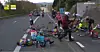 Assis sur la chaussée, le champion national Alex Kirsch constate les dégâts alors que ses deux coéquipiers Jasper Stuyven et Mads Pedersen sont également touchés. (Photo : capture d’écran).