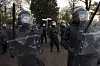 La police mettra de nouveau les moyens nécessaires pour contenir les manifestants dans la zone qui leur est assignée.