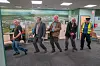 De retour dans la file d’attente du centre pour l’emploi de Sheffield, la bande s’oblige, devant un fan, à recréer leur fameuse danse d’il y a 25 ans.
