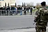 Un soldat monte la garde lors d'une commémoration en mémoire des victimes du jihadiste Mohamed Merah, à Sarcelles, le 19 mars 2015.