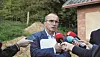 Regards, micros et caméras braqués sur lui, 'c'est très dur et ça me blesse profondément', avoue Roberto Traversini.