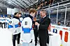 Alex Mykkanen, auteur de deux buts dans la compétition, reçoit sa médaille sous les yeux de Philippe Lepage, désigné meilleur gardien du tournoi.