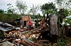 Une femme se tenant au milieu des débris de sa maison détruite par le cyclone Amphan à Satkhira jeudi.