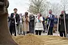 Le projet de piste cyclable transfrontalière entre le Luxembourg et Arlon a été officiellement lancé lundi avec un premier coup de pelle.